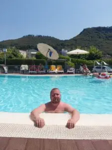 relaxing around garda on last day 01